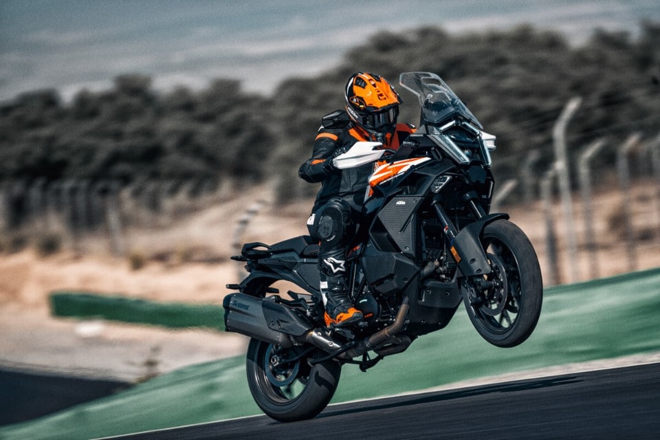 KTM 1390 Super Adventure S: 173 CV e sospensioni elettroniche